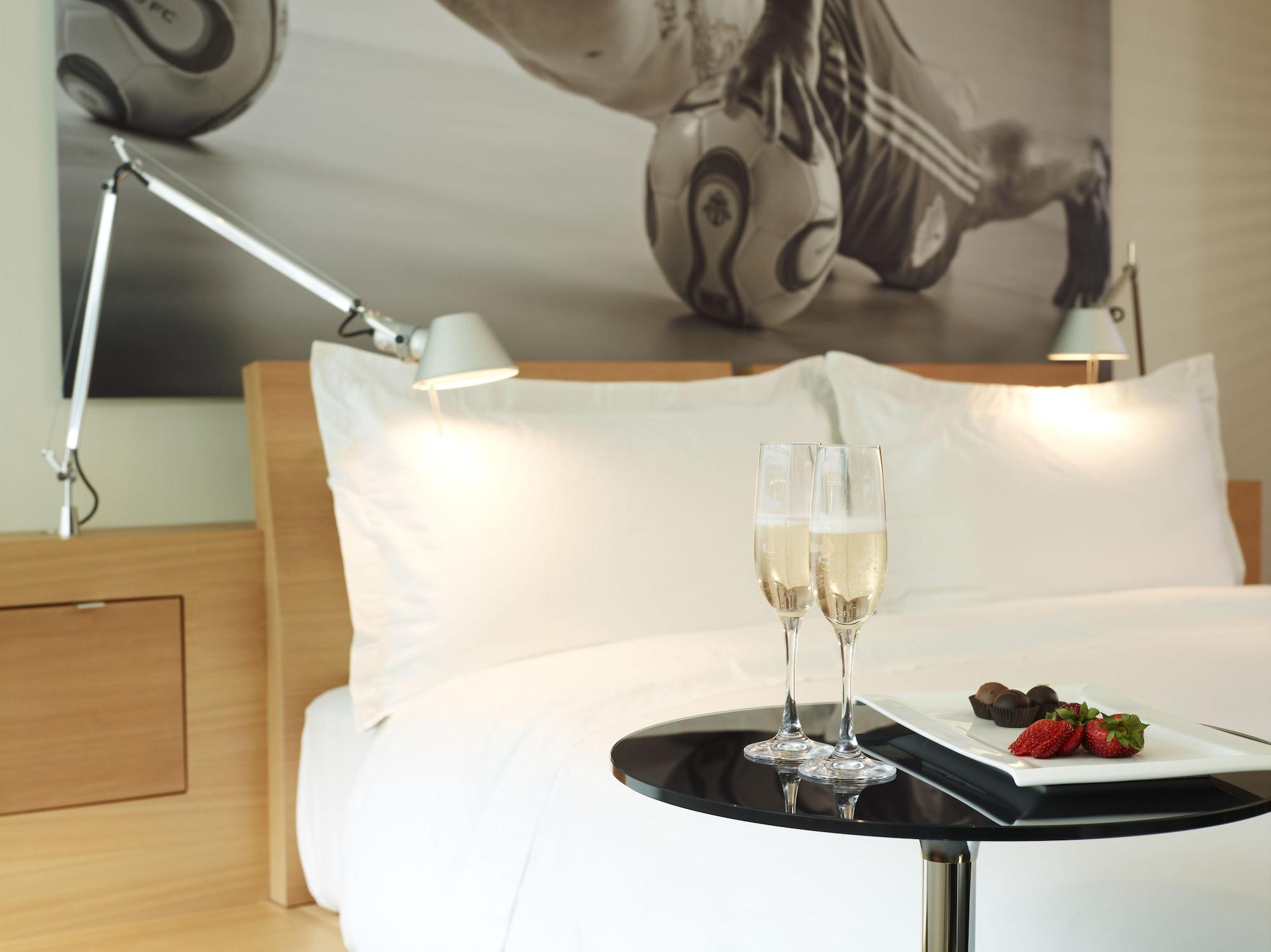 Le Germain Hotel Maple Leaf Square Торонто Экстерьер фото