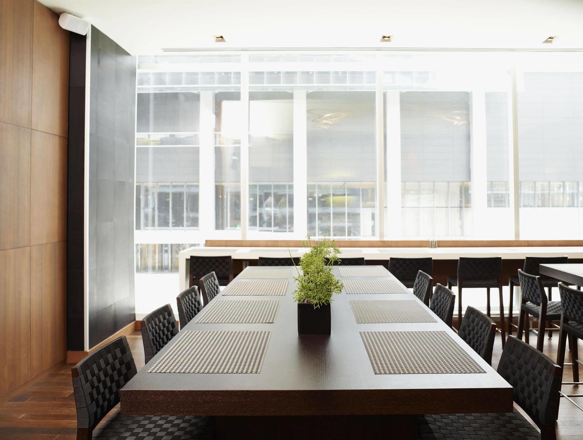 Le Germain Hotel Maple Leaf Square Торонто Экстерьер фото