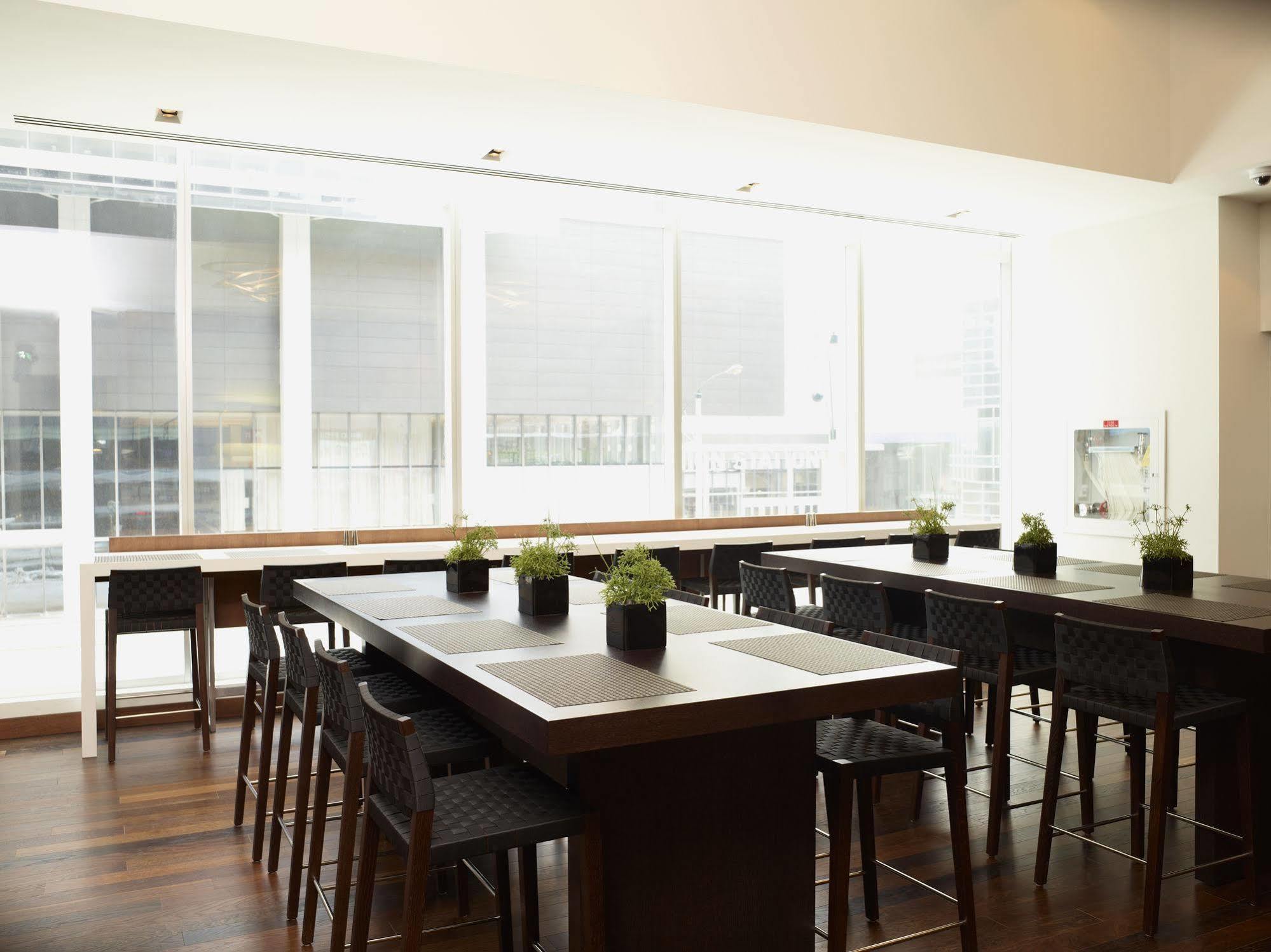 Le Germain Hotel Maple Leaf Square Торонто Экстерьер фото